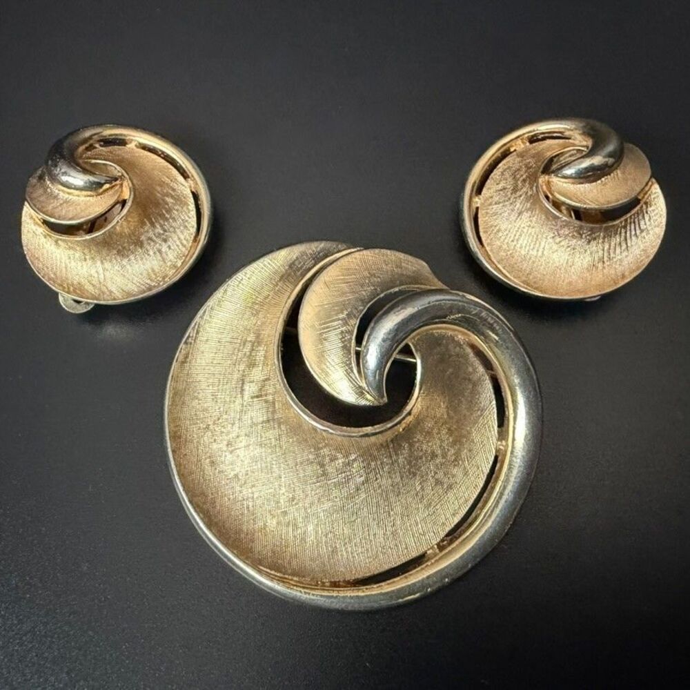 Vintage 1960'S CROWN TRIFARI Satin Gold Tone Swirl Brooch & Clip On Earrings Set